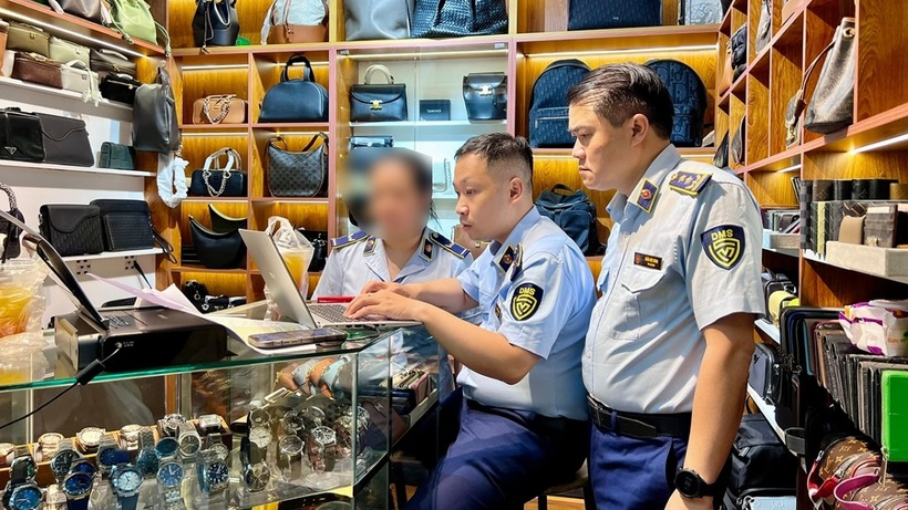 Tổ công tác đã lập biên bản và tạm giữ tổng cộng gần 400 sản phẩm là hàng giả tại hai địa điểm kinh doanh trên. Ảnh: VOV.
