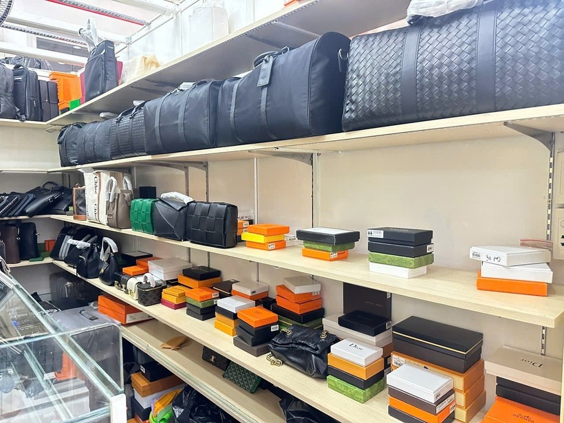 Phát hiện hàng trăm sản phẩm nghi giả mạo thương hiệu nổi tiếng. Ảnh: Báo Dân trí.