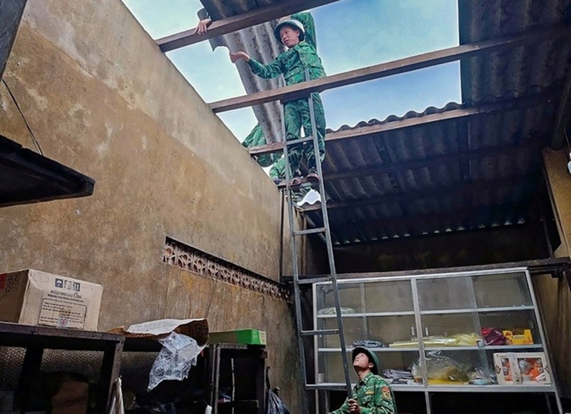 Cán bộ, chiến sĩ giúp người dân khắc phục hậu quả thiên tai. Ảnh: Báo Sức khỏe và Đời sống.