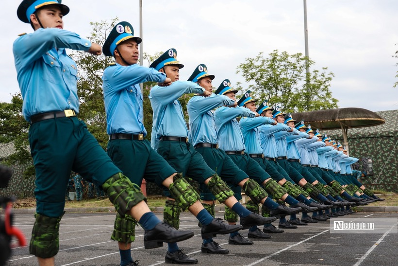 Trung úy Trần Văn Nam cho biết, sau hơn một tháng luyện tập với tạ, thể lực của anh em chiến sĩ tiến bộ rõ rệt. "Điều quan trọng là chúng tôi cảm nhận được sự chắc chắn hơn trong từng động tác, đặc biệt là khi thực hiện các tổ hợp kỹ thuật khó như chuyển nhanh nghiêm chào và thôi chào”, Trung úy Nam chia sẻ.