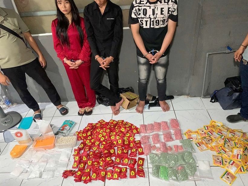 Các đối tượng bên tang vật. Ảnh: Vietnamnet