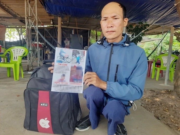 Ông Nguyễn Văn Quyền rong ruổi mọi nẻo đường tìm con. Ảnh: Tuổi trẻ.