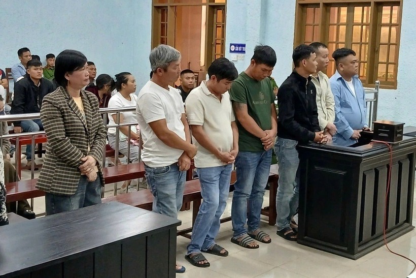 Nhóm đối tượng tại tại toà. Ảnh: Dân Trí.