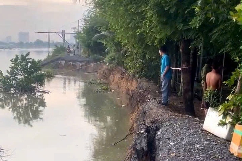 Khu vực sạt lở dài khoảng 70m, cách nhà dân 10m. (Ảnh: Dân trí)