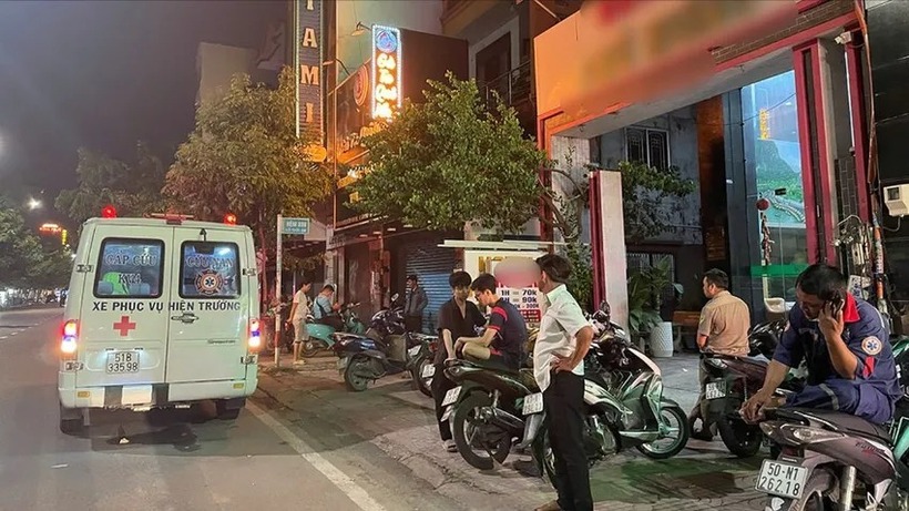 Xe cứu thương đưa thi thể nạn nhân rời hiện trường. Ảnh: PLO