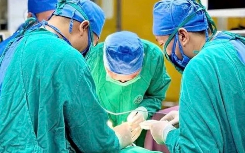 Các bác sĩ tiến hành phẫu thuật cho người bệnh. Ảnh: Thời báo VTV