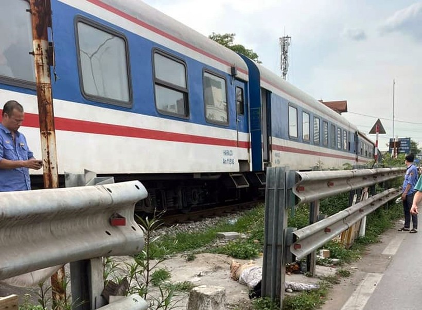 Xác minh danh tính người phụ nữ bị tàu hoả tông tử vong ở Hà Nội - 1