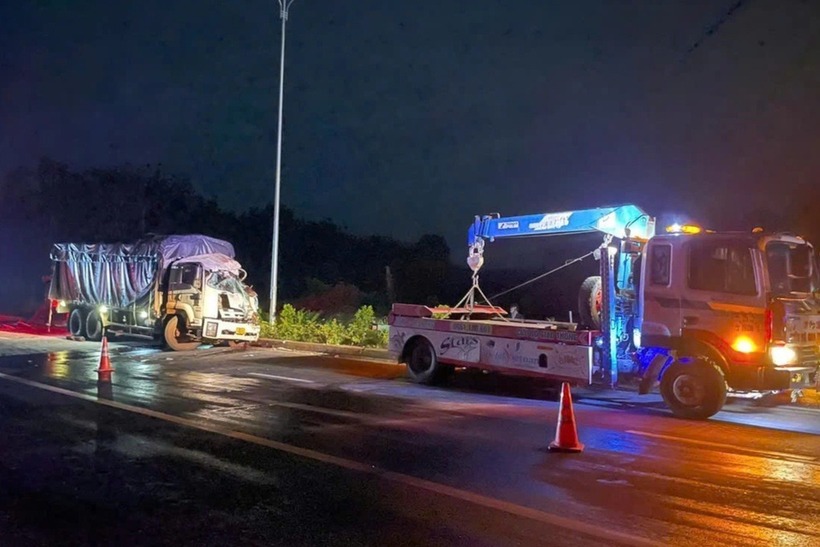 Hiện trường 2 xe tải tông trực diện ở Bình Dương, 4 người thương vong.