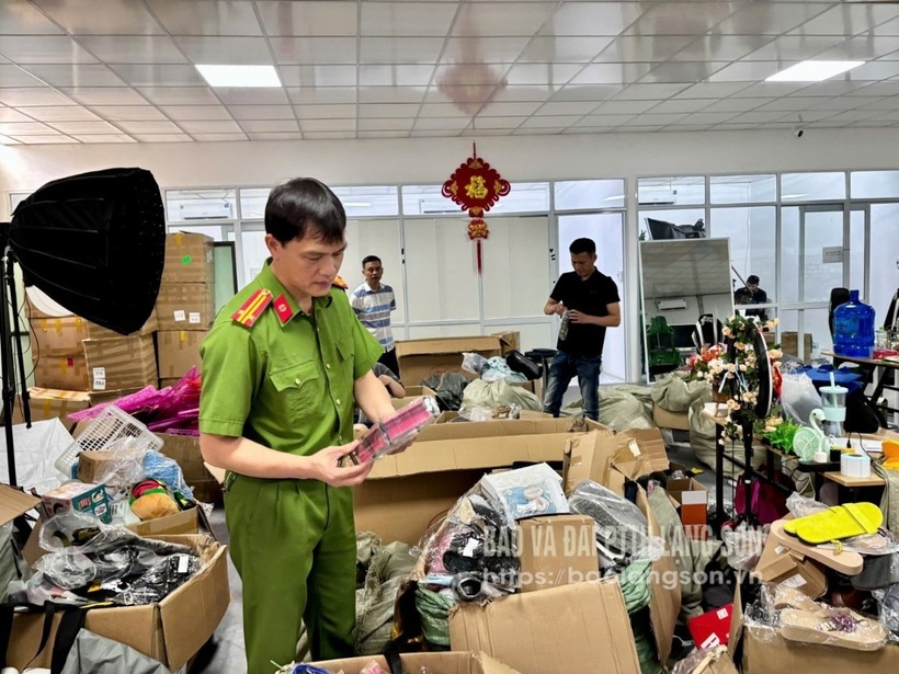 Lực lượng chức năng kiểm tra hàng hóa ở kho hàng. Ảnh: Báo và Đài Phát thanh Truyền hình Lạng Sơn