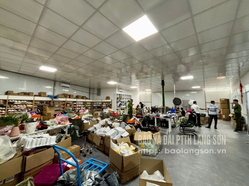 Bên trong khi hàng chứa lượng lớn sản phẩm không rõ nguồn gốc xuất xứ. Ảnh: Báo và Đài Phát thanh Truyền hình Lạng Sơn