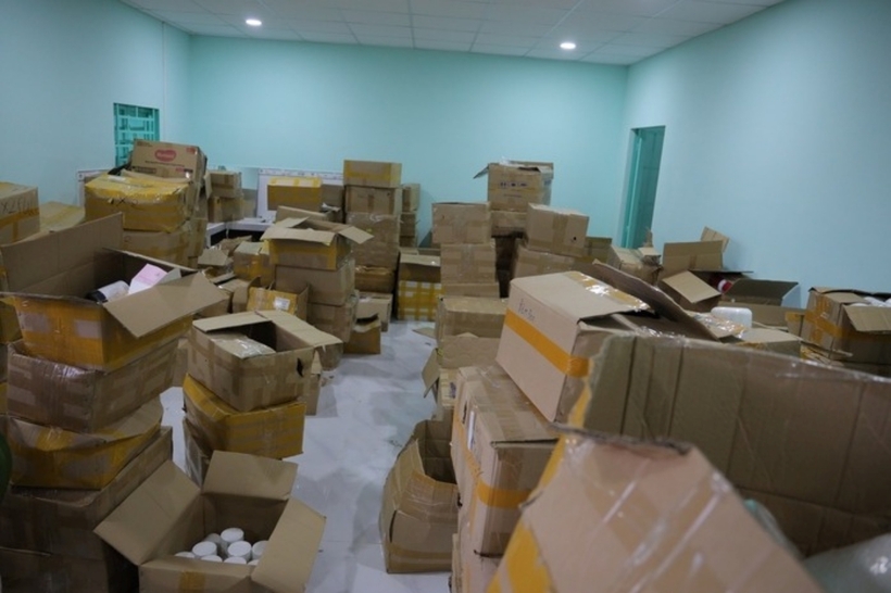 Các sản phẩm mỹ phẩm giả được đóng vào thùng chuẩn bị tuồn ra thị trường. Ảnh: Người Lao Động