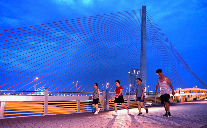 Cầu Nguyễn Văn Trỗi buổi tối.