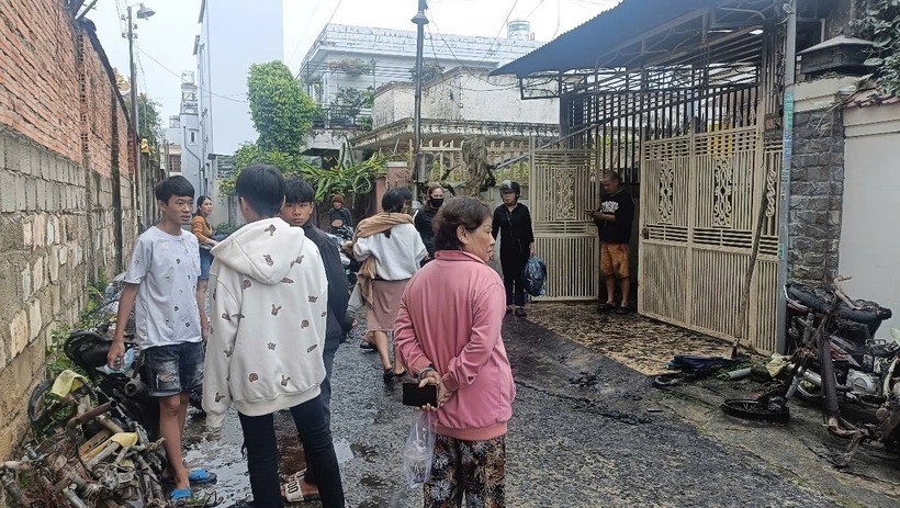 Người dân xung quanh nhà ông Luân dọn dẹp hiện trường. Ảnh: Pháp luật TP.HCM