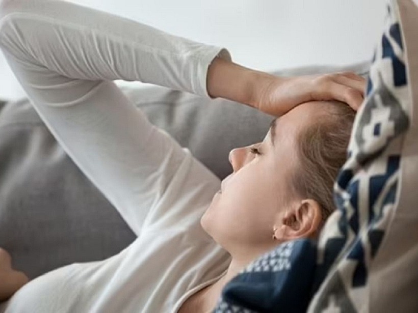 Chóng mặt khi nằm là một triệu chứng khá phổ biến, gây ra cảm giác khó chịu, mất thăng bằng và ảnh hưởng không nhỏ đến chất lượng cuộc sống. Ảnh minh họa