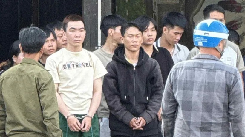 Công an đưa hai nghi phạm đến quán nhậu để thực nghiệm lại hiện trường. Ảnh: Pháp luật TP.HCM