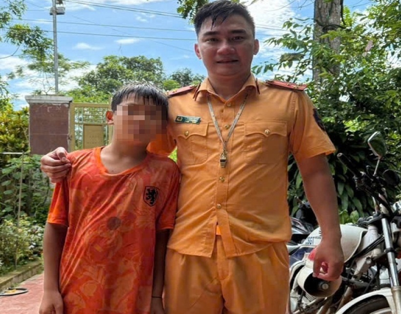 Thượng úy Tạ Quang Quyết và nam sinh được anh cứu. (Ảnh: VOV)