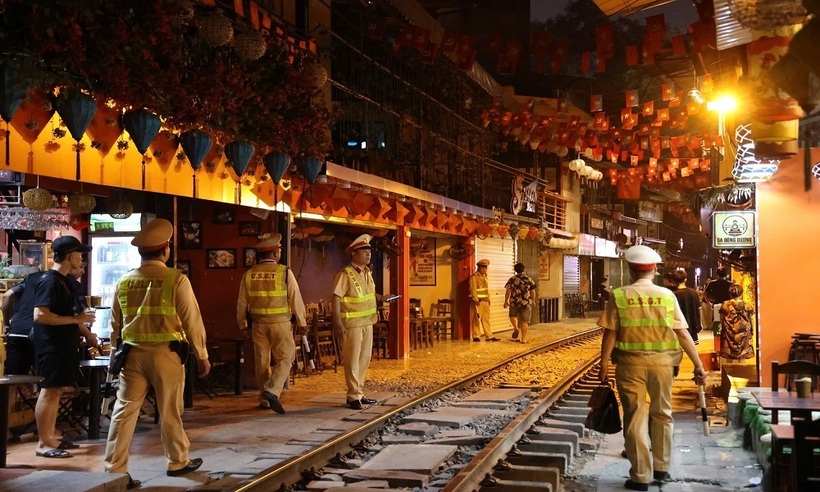 Hà Nội: Tuyên truyền, xử lý vi phạm tại “phố cà phê đường tàu” - 2