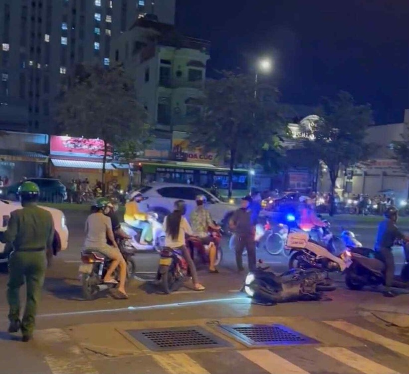 Xe máy bị ô tô tông ngã trên đường Kinh Dương Vương