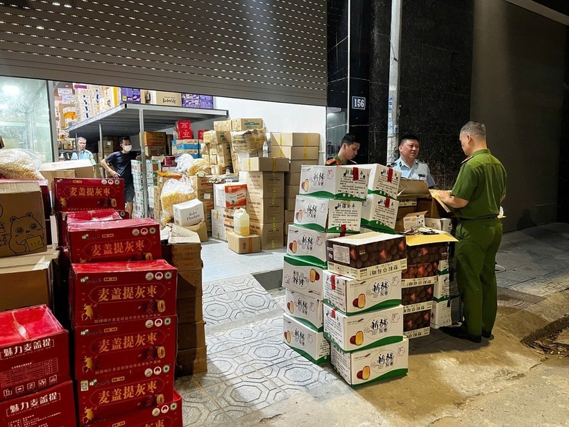 Lực lượng chức năng kiểm tra cơ sở kinh doanh ở La Phù. Ảnh: Dân trí