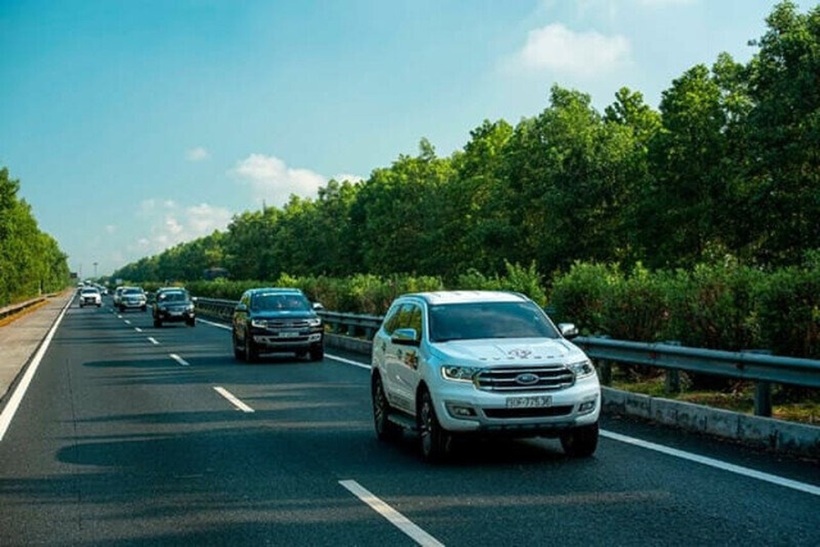 Giữ khoảng cách an toàn giữa hai xe ô tô khi di chuyển trên đường cao tốc là yếu tố quan trọng để đảm bảo an toàn giao thông và phòng tránh tai nạn. Ảnh minh họa