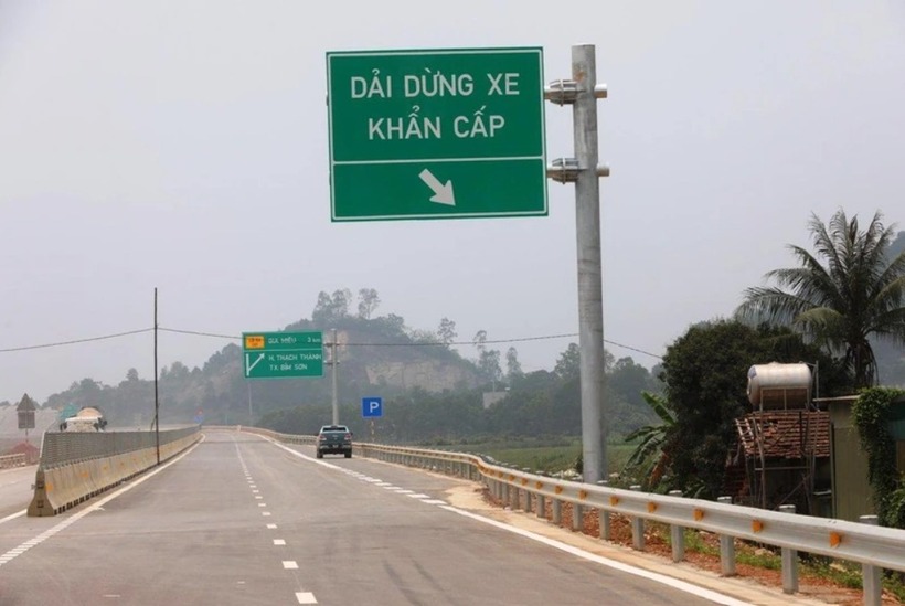 Hành vi điều khiển xe chạy ở làn dừng xe khẩn cấp hoặc phần lề đường của đường cao tốc mà gây tai nạn giao thông, sẽ bị phạt 20-22 triệu đồng. Ảnh minh họa