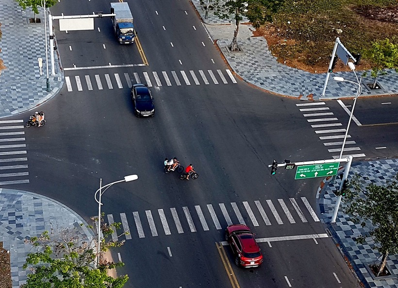 Luật Trật tự, an toàn giao thông đường bộ 2024 có quy định về các trường hợp phải tránh xe đi ngược chiều. Ảnh minh họa