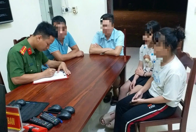 Công an xã Phú Khê đã bàn giao cháu H. cho gia đình. Ảnh: Báo Dân trí.