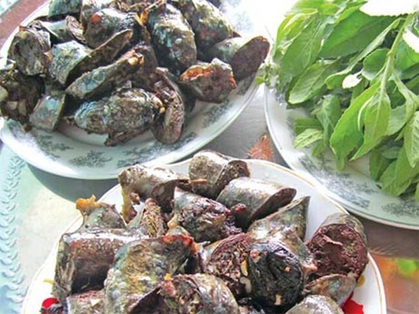 Cúc tần có thể dùng làm rau ghém ăn cùng với dồi lợn.
