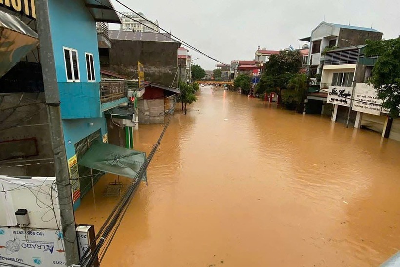 Khu vực hầm chui tại TP.Lạng Sơn biến thành sông sau trận mưa lớn. (Ảnh: VietnamNet)