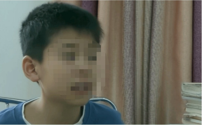 Cậu bé tìm thấy số tiền lớn.