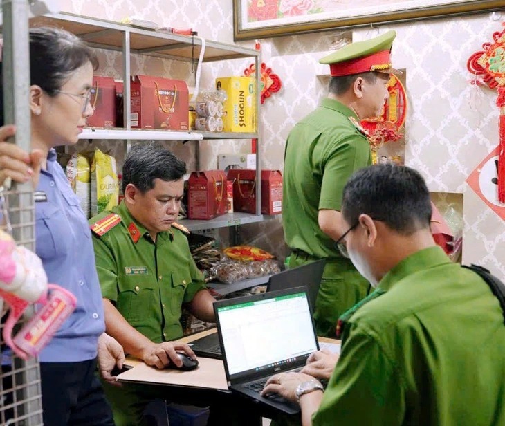 Cơ quan chức năng tiến hành các thủ tục tố tụng tại nhà bị can Trần Thị Lệ Thu. (Ảnh: Cơ quan công an)