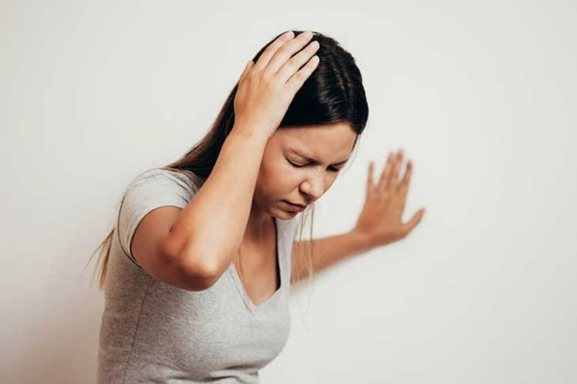 Để giảm nhẹ các cơn đau do rối loạn tiền đình, bạn nên uống đủ nước và tránh xa các chất kích thích thần kinh như cafein. Ảnh minh họa.