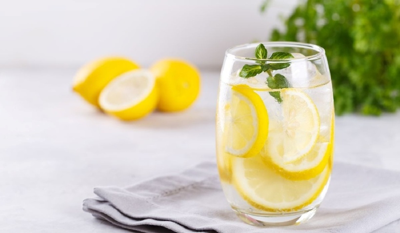 Trong chanh có chứa axit xitric, quá nhiều axit có thể làm mòn men răng
