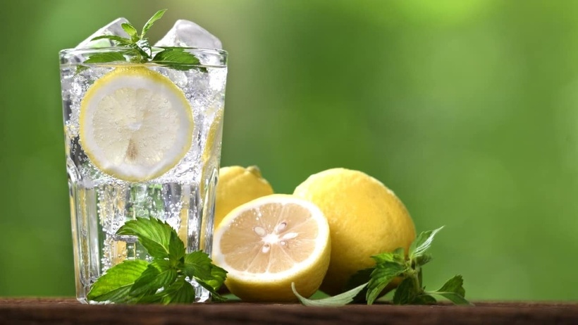 Nước chanh cung cấp vitamin C, nước cho cơ thể, giảm nguy cơ mắc sỏi thận và duy trì cân nặng phù hợp.