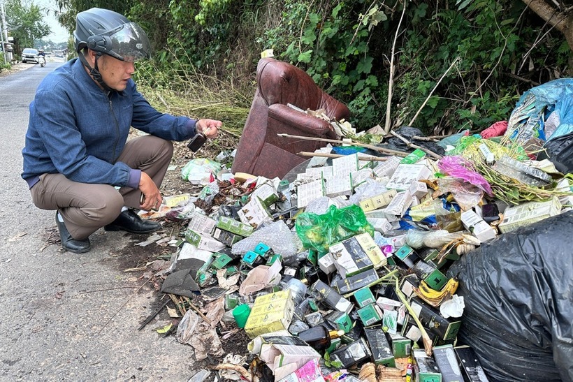 Số mỹ phẩm không rõ nguồn gốc bị vứt bỏ bên đường Trịnh Hoài Đức, phường 11. Ảnh: VnExpress.