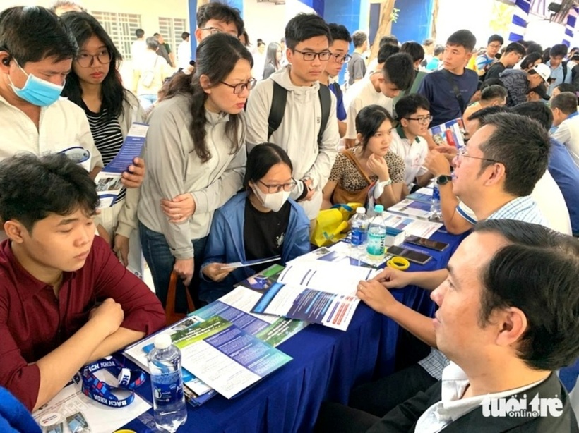 Các học sinh và phụ huynh nghe tư vấn về phương thức xét tuyển tổng hợp của Trường Đại học Bách khoa (Đại học Quốc gia TP.HCM). Ảnh: Tuổi Trẻ Online