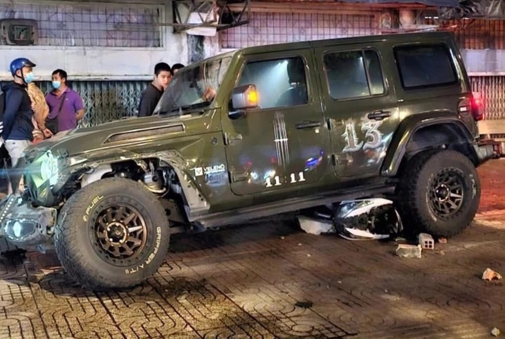 Ô tô "điên" tông loạt xe máy khiến hai người chết. (Ảnh: Tuổi trẻ)