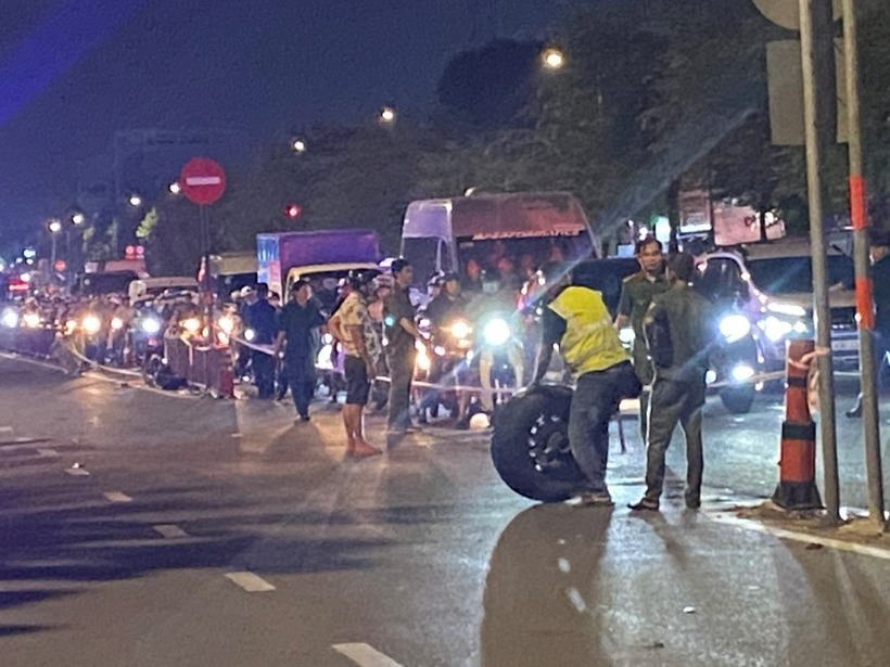 Công an đang khám nghiệm hiện trường vụ tai nạn. (Ảnh: Lao động)