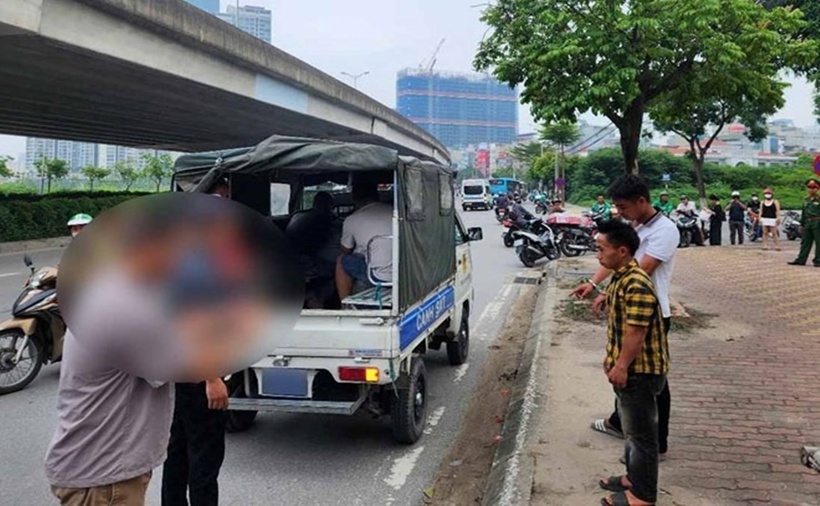 Anh Giàng Hồ (áo vàng - nạn nhân) cùng một số đối tượng có hành vi "chặt chém" thực nghiệm lại hiện trường. (Ảnh: Lao động)
