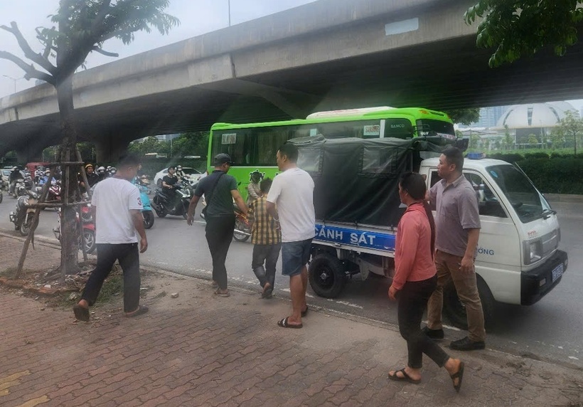 Cơ quan chức năng đưa tài xế taxi, xe ôm cùng bị hại ra hiện trường. (Ảnh: VietnamNet)