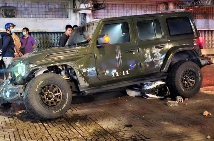 Ô tô gây tai nạn khiến hai người tử vong. (Ảnh: Tuổi trẻ)