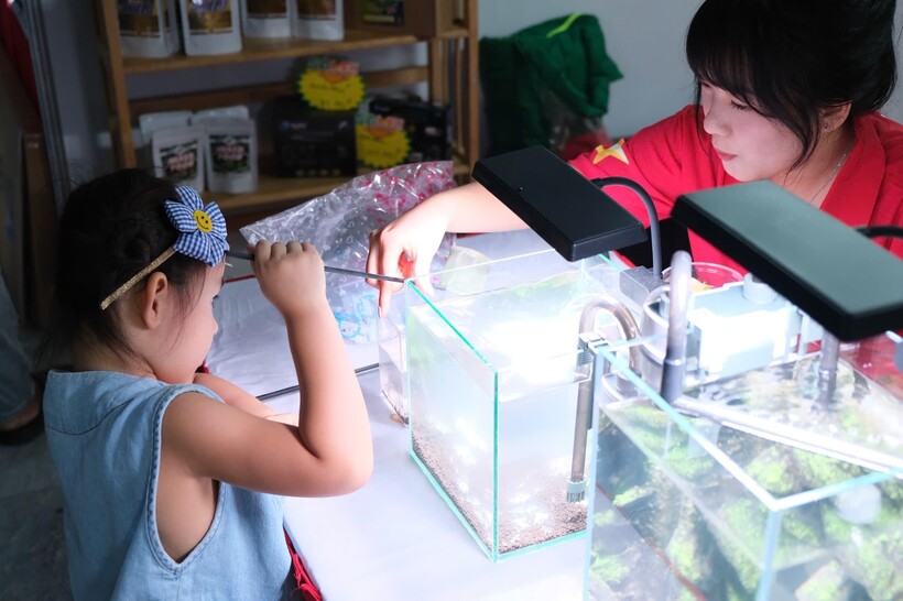 Khách tham quan thích thú với các gian hàng trưng bày tại sự kiện.