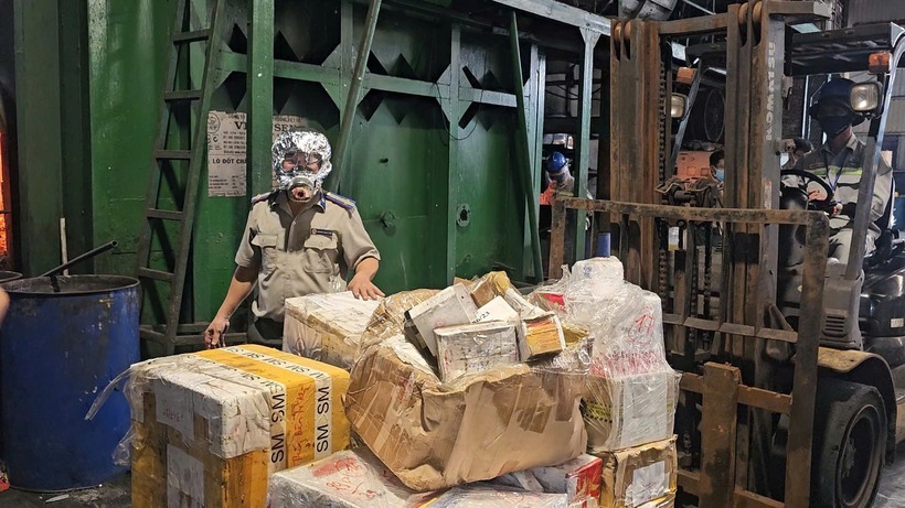 Chấp hành viên phải đeo mặt nạ phòng độc khi tham gia quá trình giám sát việc tiêu huỷ.