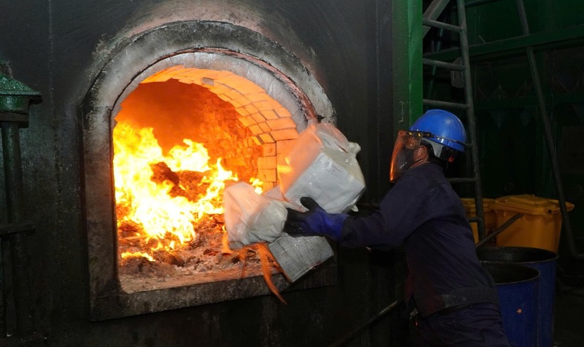 Để ma tuý bị tiêu hủy triệt để, lò đốt phải ở mức nhiệt rất cao. Phương pháp đốt bằng lò thiêu nhằm tiêu hủy triệt để ma túy, bảo vệ môi trường và không làm ảnh hưởng sức khỏe người dân.