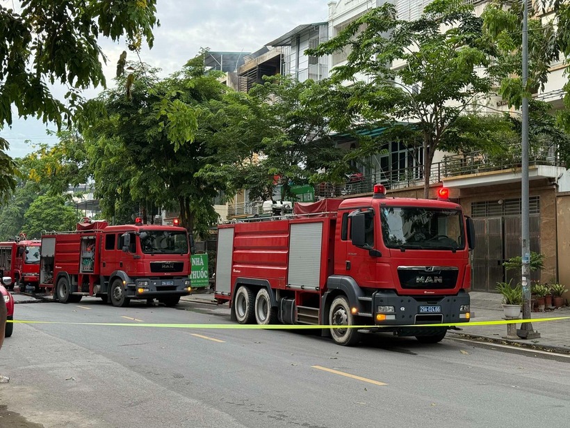 Lực lượng chức năng điều 4 xe chữa cháy cùng hàng chục chiến sĩ đến hiện trường dập lửa, tìm kiếm cứu nạn. Ảnh: VietNamNet