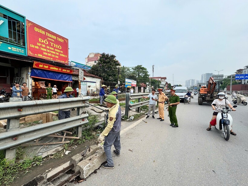 Lực lượng liên ngành tổ chức đóng các lối đi tự mở, sáng 17/6.