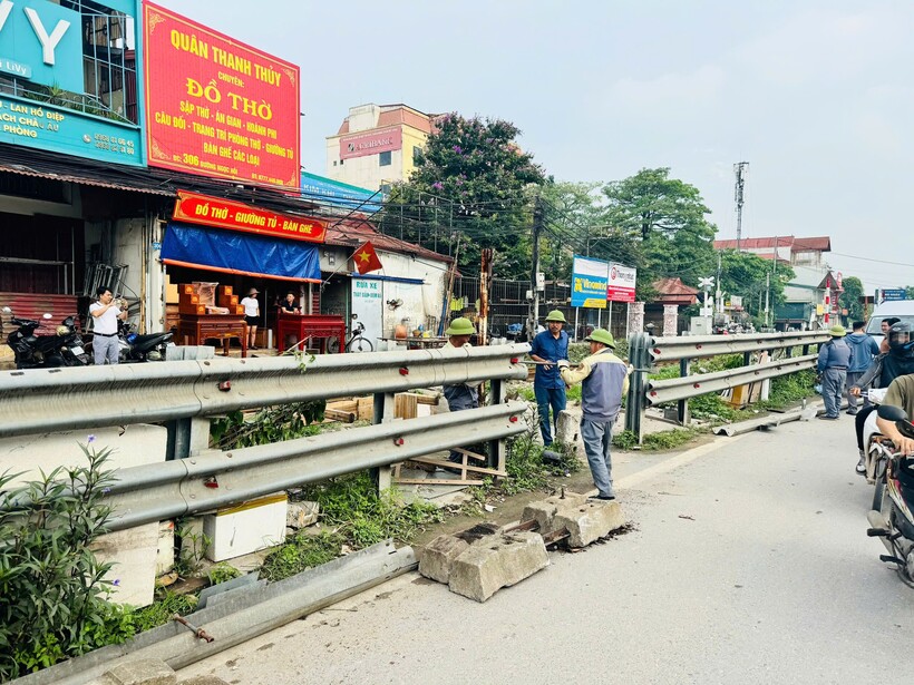 Lực lượng chức năng gia cố rào chắn kiên cố tại các lối mở.