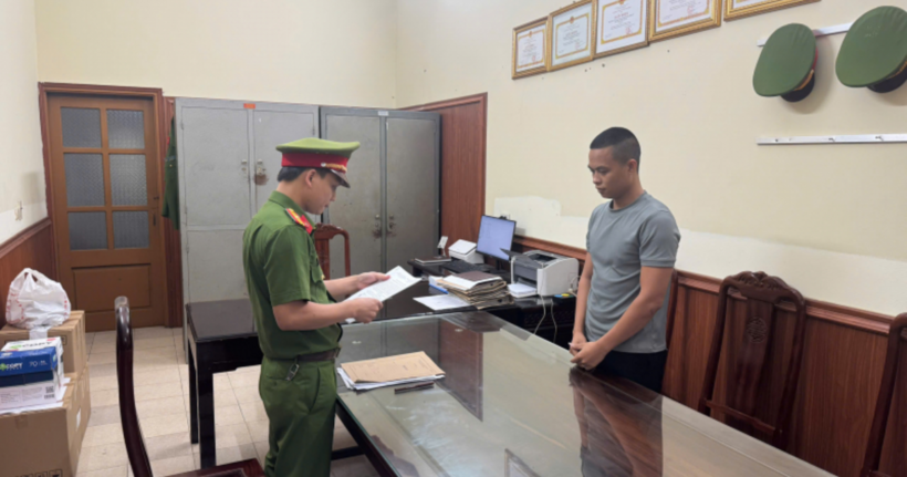 Cơ quan CSĐT Công an tỉnh Ninh Bình công bố lệnh bắt bị can để tạm giam đối với Lê Văn Hải, chủ kênh TikTok "Gia đình Hải Sen". (Ảnh: CAND)