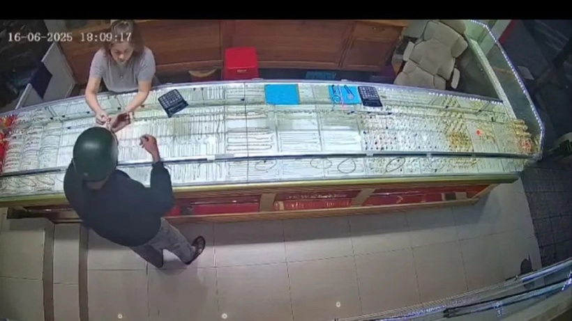 Tên cướp vờ mua vòng rồi cướp của bỏ chạy. Ảnh: Cắt từ clip