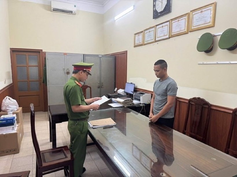 Đối tượng Lê Văn Hải - chủ kênh TikTok "Gia đình Hải Sen" - bị Cơ quan CSĐT Công an tỉnh Ninh Bình khởi tố và bắt tạm giam về tội “Buôn bán hàng giả là thực phẩm chức năng”. Ảnh: Công an Ninh Bình/Lao động